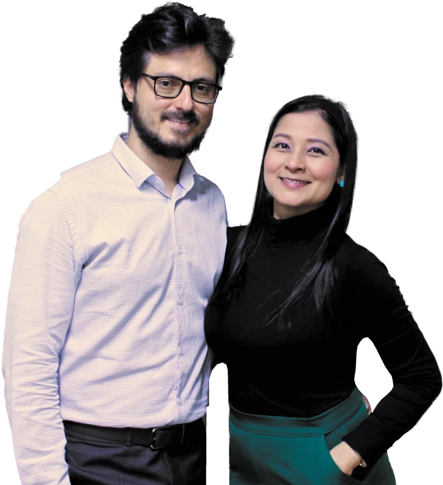Zully Velazco y Carlos Aceros, cofundadores de Think TIC, posan juntos sonriendo. Carlos Aceros, a la izquierda, y Zully Velazco, a la derecha.